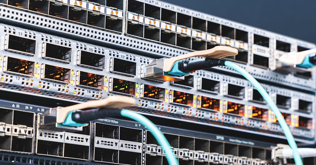 Managed Switch mit farbcodierten Netzwerkkabeln zur physischen Trennung von VLANs im Heimnetzwerk
