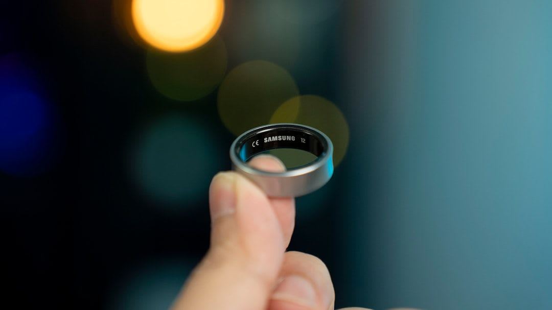 Ein Smart Ring am Finger einer schlafenden Person, der die verbesserten Algorithmen des Oura Ring 4 zur nächtlichen Datenerfassung symbolisiert. | Foto: Amanz