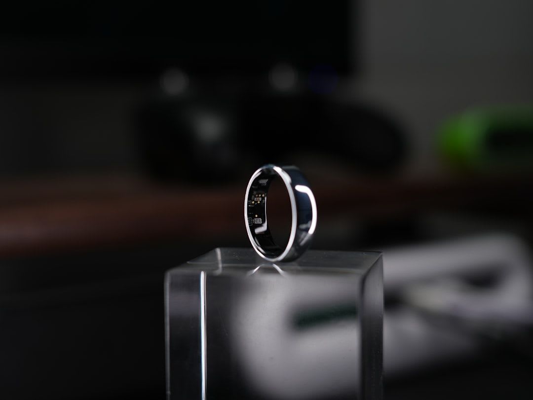 Drei Smart Rings in Gold, Keramik und Schwarz, die die erwartete Preisentwicklung und Materialvielfalt des Oura Ring 4 illustrieren. | Foto: tonny zhong
