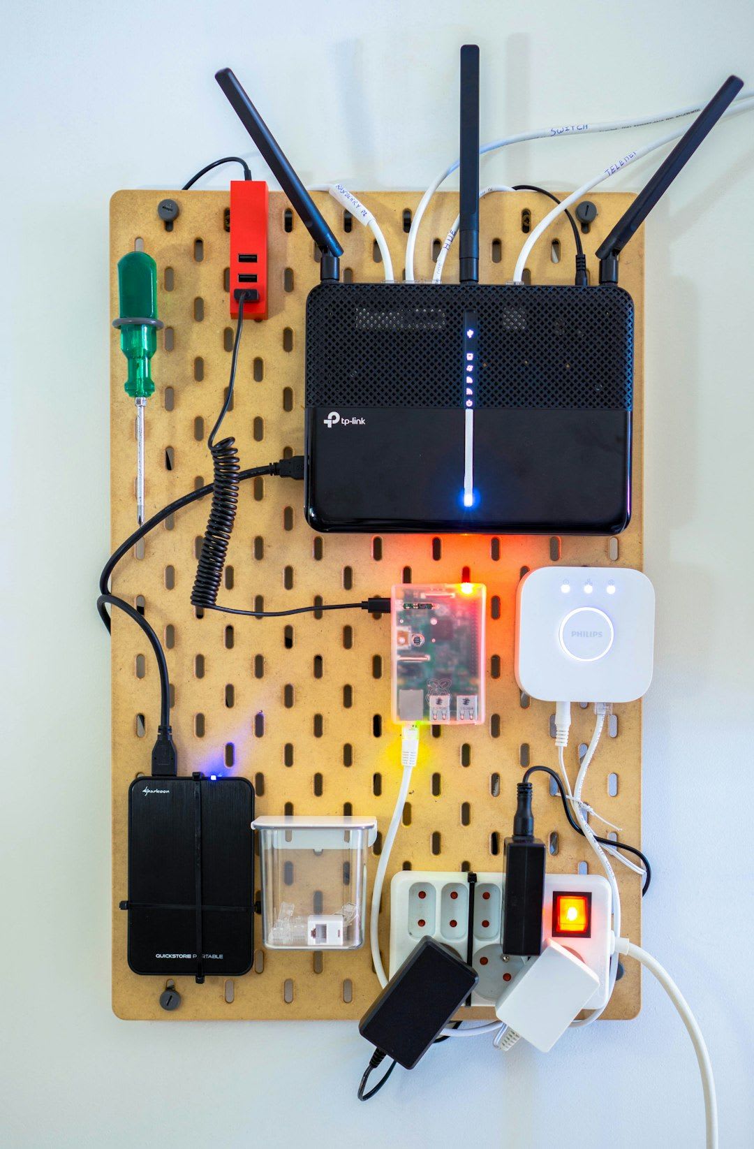 Ein Standard-Router, dessen omnidirektionales Signal für die Erhöhung der WLAN-Reichweite auf 500 m nicht ausreicht. | Foto: Maarten Wijnants